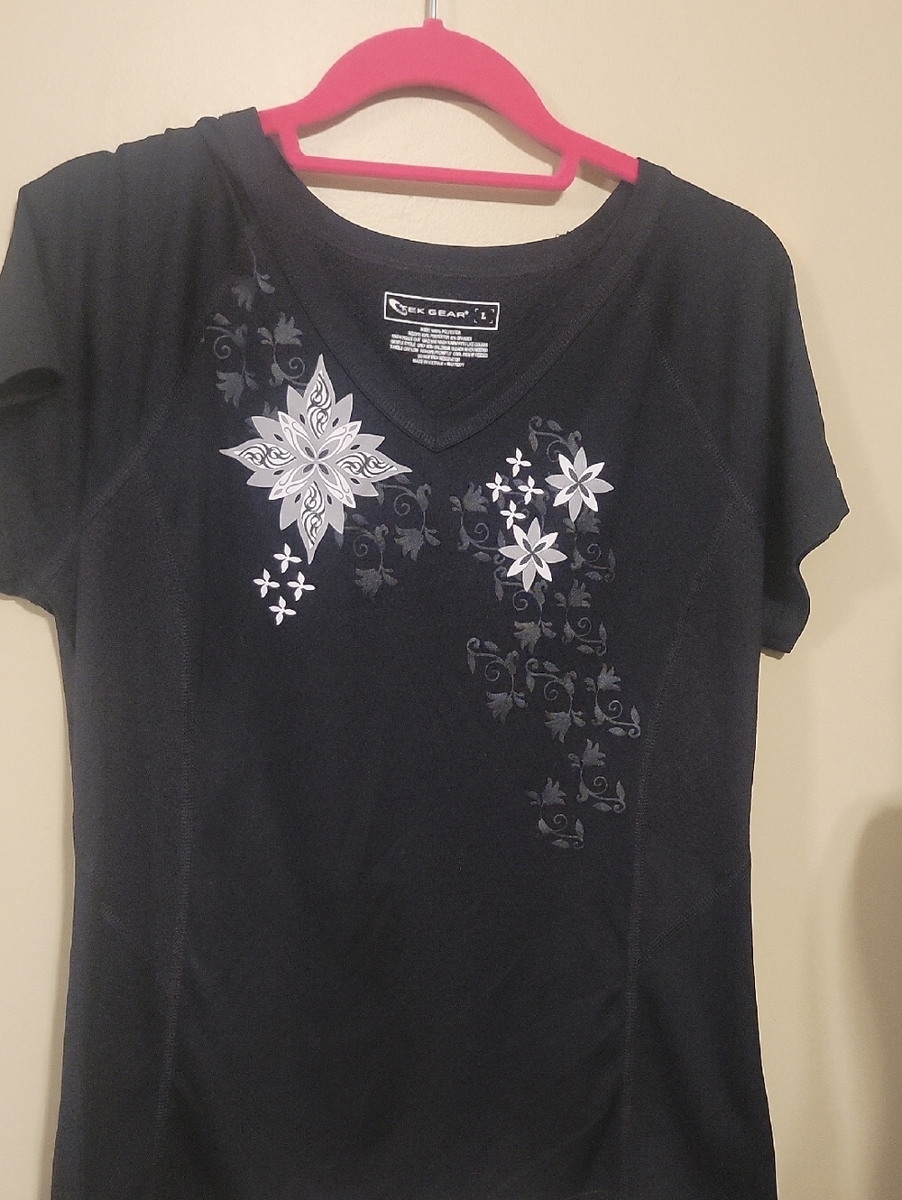 tek gear Black V-Neck Short Sleeve Tee with White Floral Design